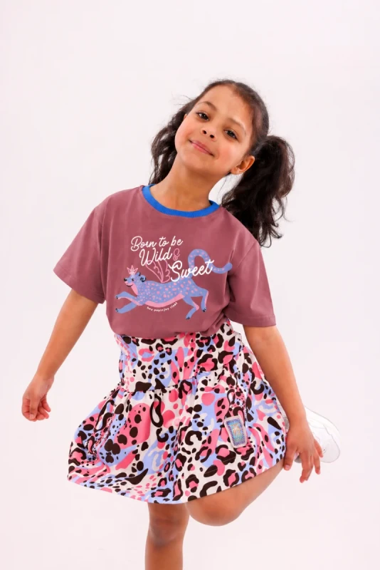 dziewczynka w t-shircie dziecięcym hey popinjay cocoa cat z nadrukiem kota