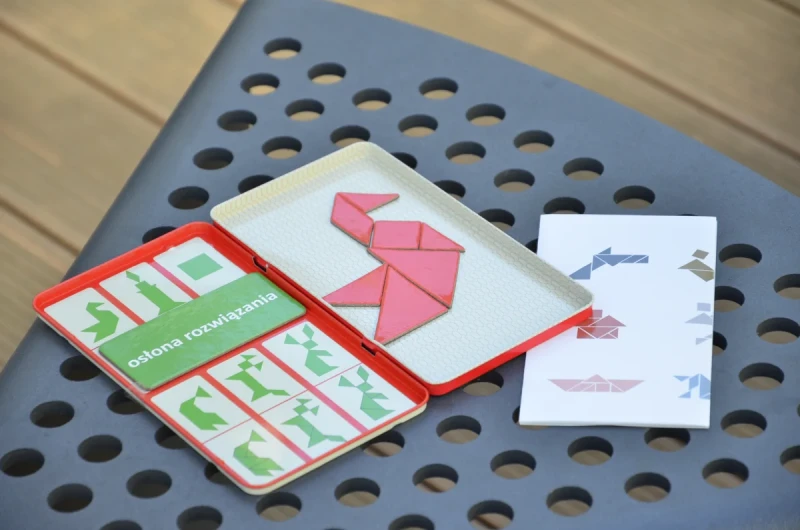 magnetyczna gra logiczna tangram w pudełku
