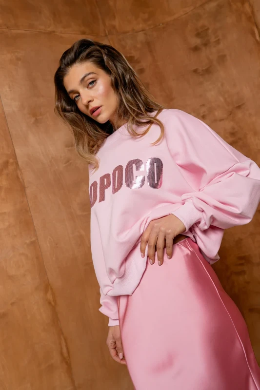 Pudrowo-różowa bluza damska oversize z cekinowym napisem Bopoco
