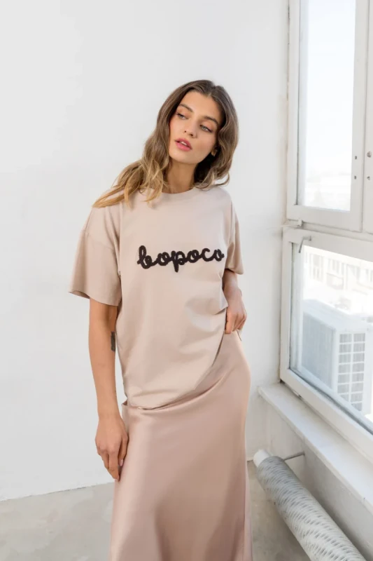 Beżowy t-shirt damski BOPOCO z brązowym haftem oversize