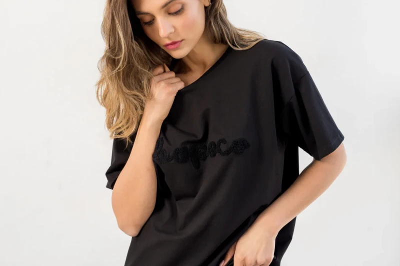 Modna czarna koszulka damska premium basic