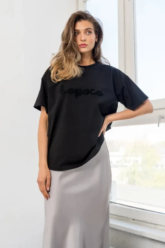 Czarny t-shirt damski BOPOCO z haftowanym logo