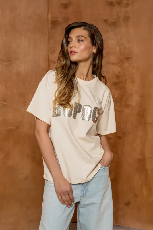 Kokosowy t-shirt damski BOPOCO z cekinowym napisem