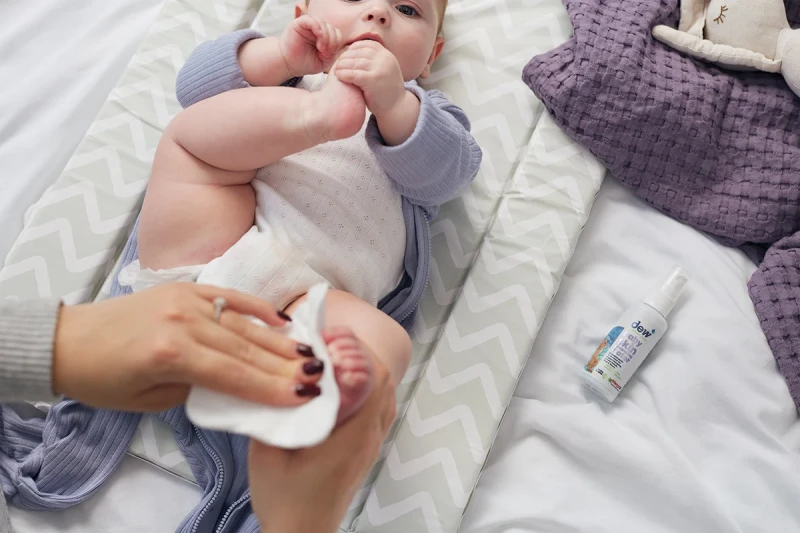 Oczyszczanie skóry dziecka bez spłukiwania DEW Baby & Child