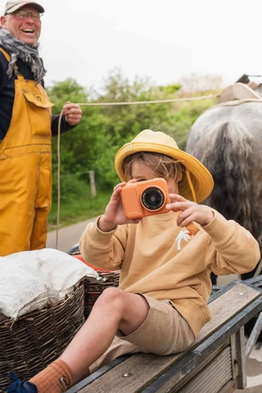 dziecko robiące zdjęcia aparatem The Zoofamily Bear