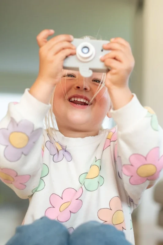 dziewczynka robi zdjęcie aparatem dla dzieci The Zoofamily