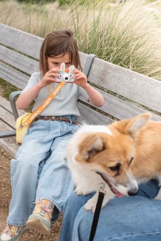 dziecko robi zdjęcia aparatem cyfrowym królik The Zoofamily