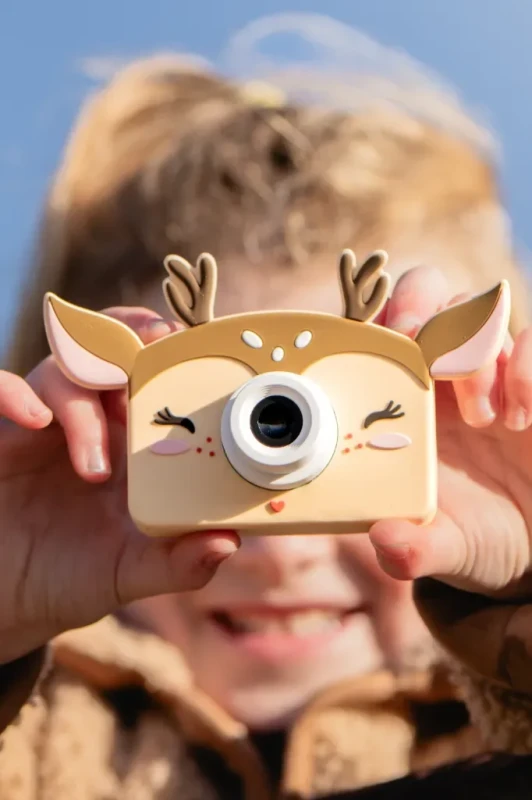 dziecko korzystające z aparatu The Zoofamily Deer