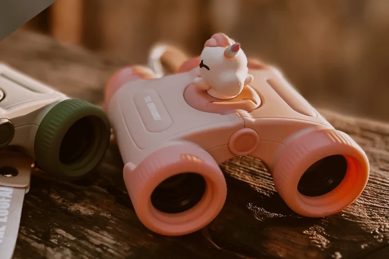Lornetka dziecięca The Zoofamily Unicorn podczas zabawy na dworze