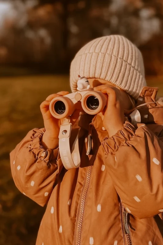 Dziewczynka z lornetką The Zoofamily podczas wycieczki