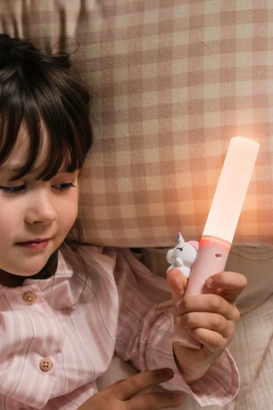 Dziewczynka korzystająca z lampki nocnej Unicorn Zoo Light