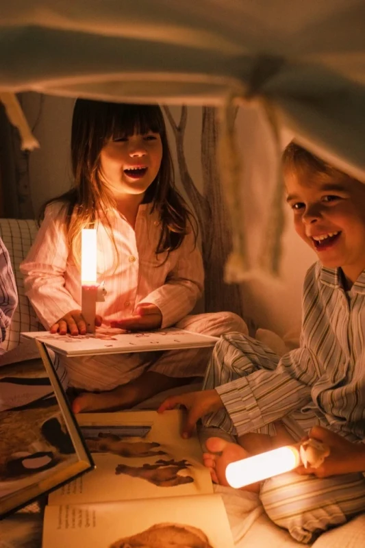Lampka jednorożec dla dzieci podczas zabawy w namiocie