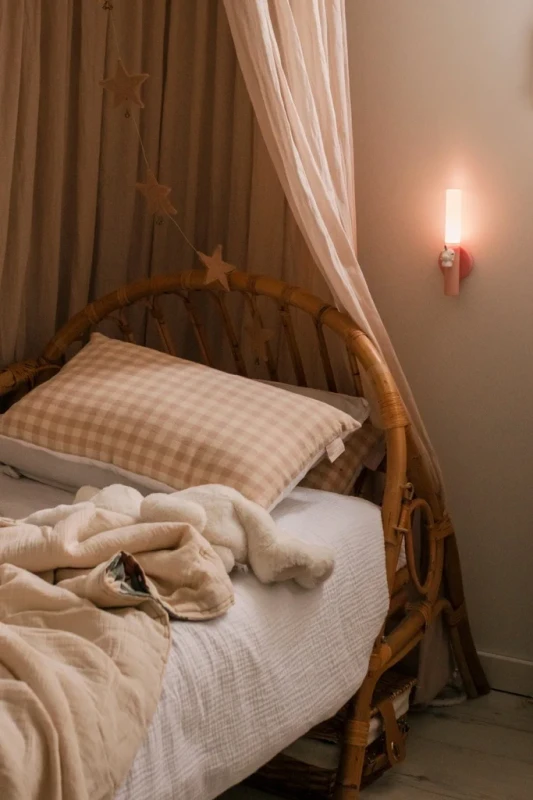 Lampka dziecięca The Zoofamily zamocowana na ścianie
