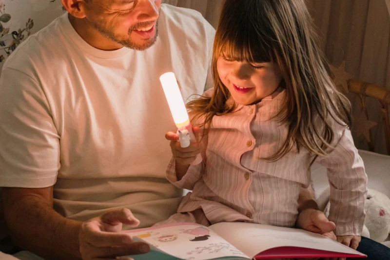 Tata czytający dziecku z lampką nocną Unicorn Zoo Light