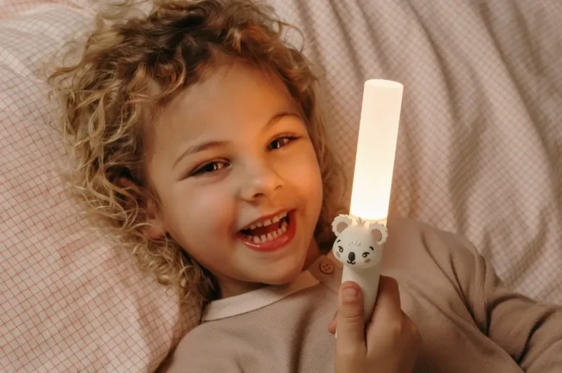 Lampka dziecięca Zoo Light Koala podczas wieczornego czytania