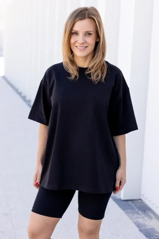 Czarny t-shirt damski oversize TUSS stylizacja casual