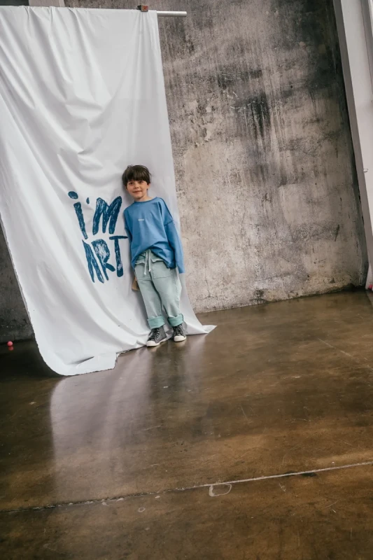 Dziewczynka w longsleeve oversize booso blue