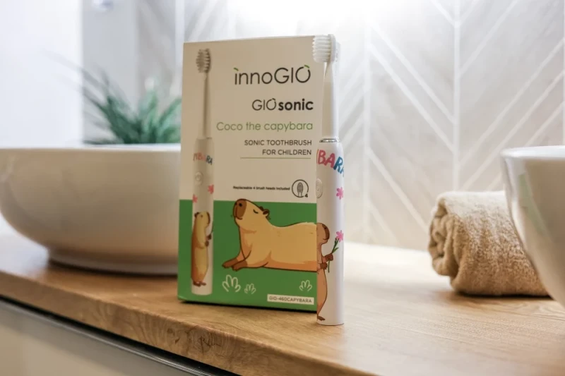 Szczoteczka soniczna InnoGIO GIOsonic Coco The Capybara przy umywalce