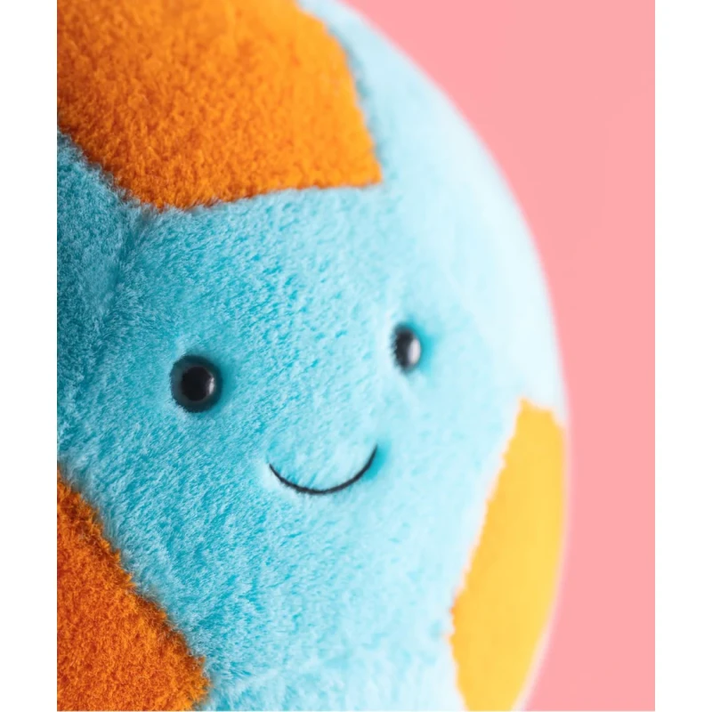 Detal haftowanego logo na piłce Jellycat