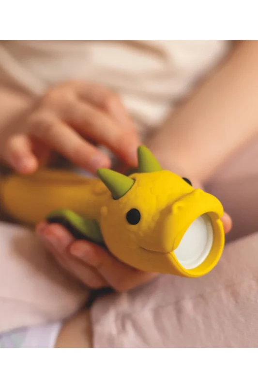 Dziecko trzyma latarkę Smok DRACO Rabbit Friends podczas zabawy