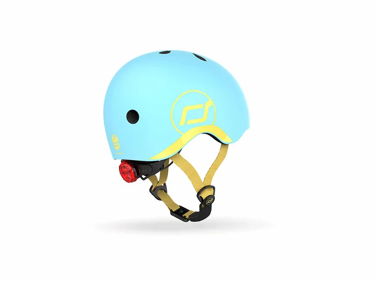 Kask ochronny Scoot Ride Blueberry podczas jazdy na hulajnodze
