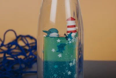 Dwufazowa butelka sensoryczna oceaniczna Petit Boum Wieloryb