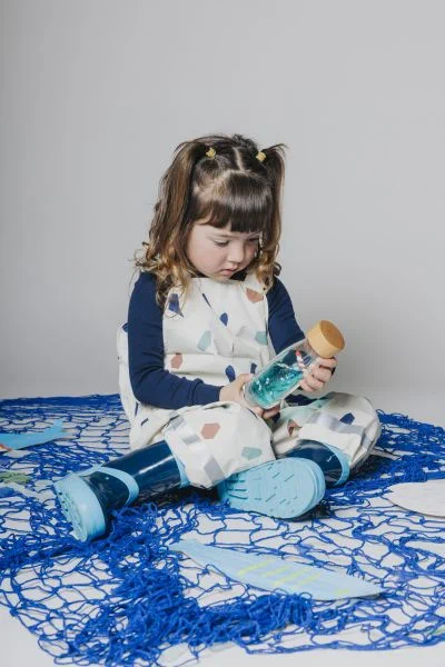 Dziecko trzymające butelkę sensoryczną Whale Wieloryb Petit Boum