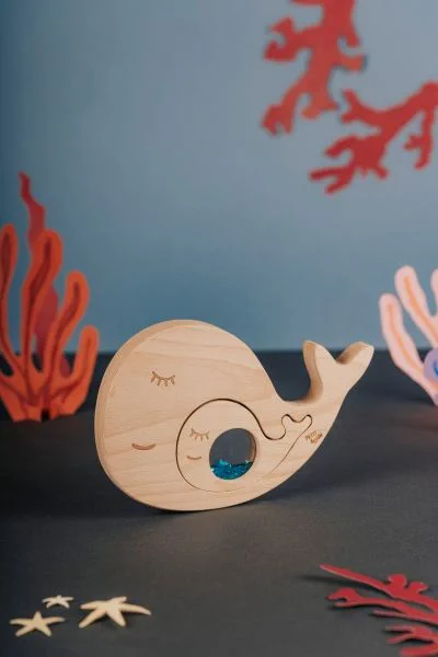 Sensoryczny wielorybek z błyszczącym okienkiem Petit Boum