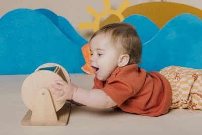 Dziecko bawiące się bębnem sensorycznym Roller Petit Boum