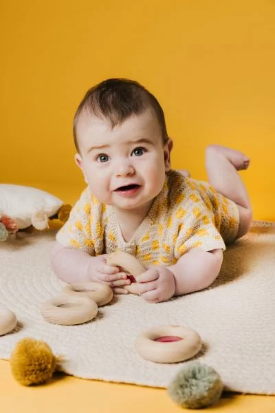 Drewniany donut sensoryczny Petit Boum z zielonym wypełnieniem