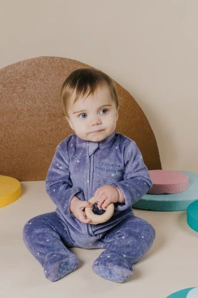 Sensoryczna grzechotka drewniana Petit Boum Calm Blue