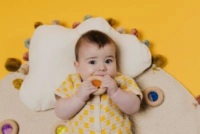 Drewniany donut sensoryczny Petit Boum z fioletowym wypełnieniem