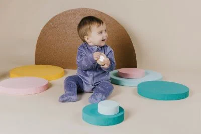 Niemowlę bawiące się zabawką Reflect Donut Petit Boum