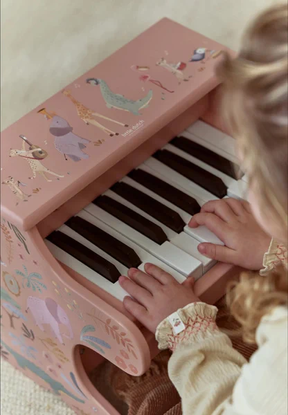 Zbliżenie na klawiaturę drewnianego pianina Little Dutch Safari Friends