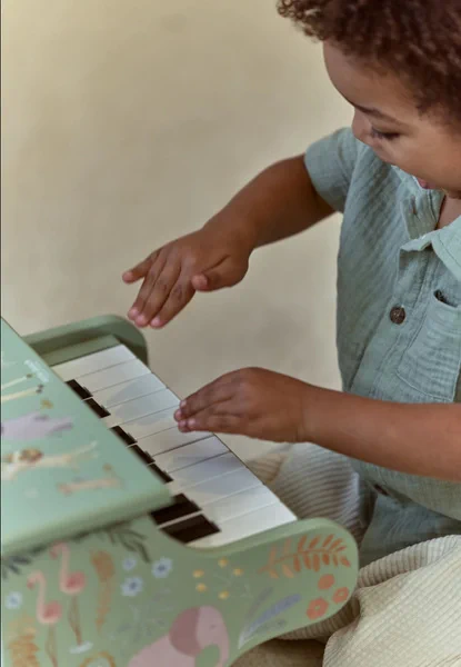 Zbliżenie na klawiaturę drewnianego pianina Little Dutch Safari Friends