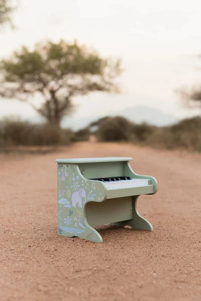 Drewniane pianino dziecięce Safari Friends Little Dutch zielone na tle safari