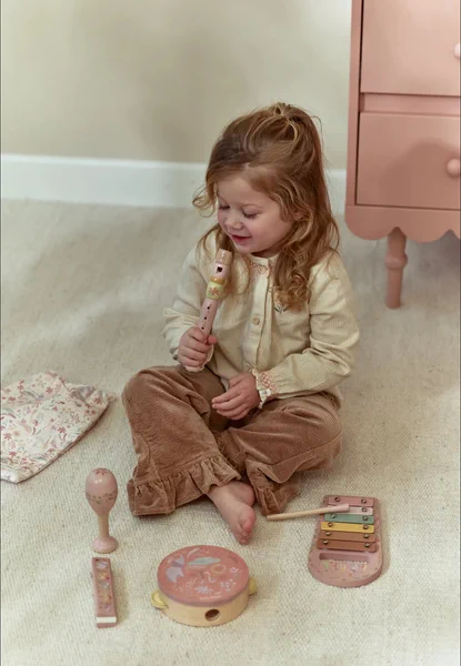 Dziewczynka bawiąca się instrumentami muzycznymi Little Dutch Safari Friends