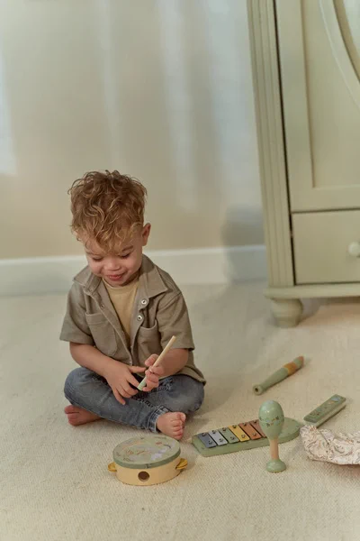 Chłopiec bawiący się instrumentami muzycznymi Little Dutch Safari Friends