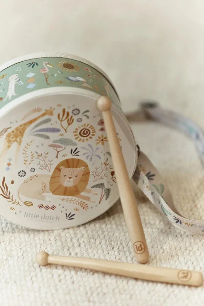 Zbliżenie na drewniane pałeczki i bębenek Safari Friends Little Dutch