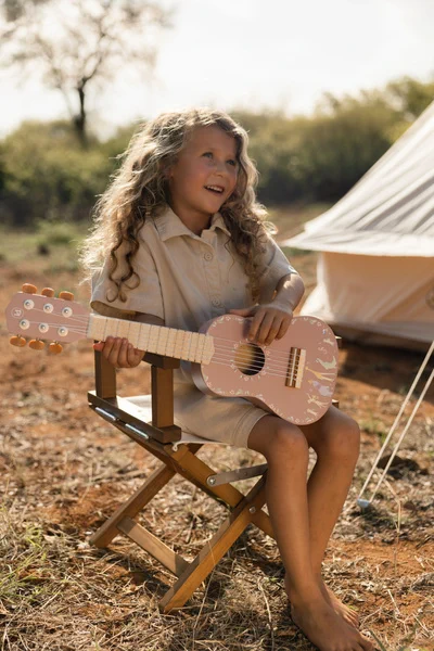 Dziewczynka grająca na gitarze Safari Friends Little Dutch