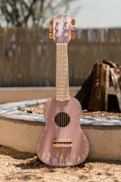 Little-Dutch-Drewniana-gitara-rozowa-Safari-Friends-FSC-polkabubu-7.webp