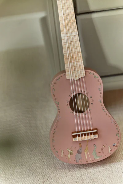 Little-Dutch-Drewniana-gitara-rozowa-Safari-Friends-FSC-polkabubu-10.webp