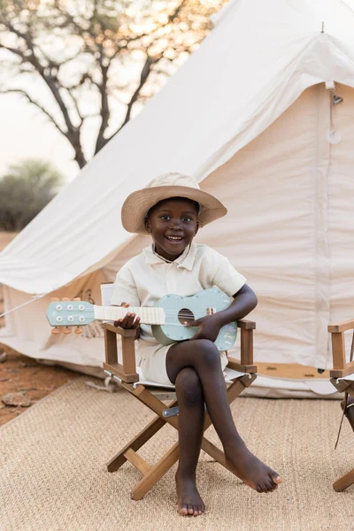 Chłopiec grający na gitarze Safari Friends Little Dutch zielonej