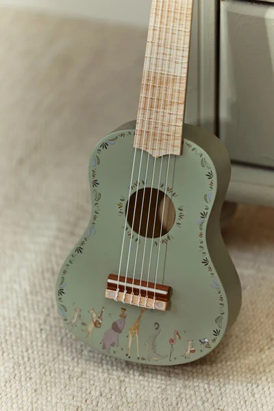 Little-Dutch-Drewniana-gitara-zielona-Safari-Friends-FSC-polkabubu-9.webp