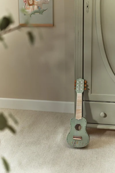 Little-Dutch-Drewniana-gitara-zielona-Safari-Friends-FSC-polkabubu-10.webp