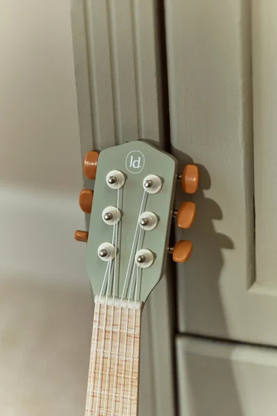 Little-Dutch-Drewniana-gitara-zielona-Safari-Friends-FSC-polkabubu-11.webp