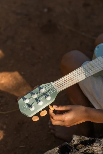 Little-Dutch-Drewniana-gitara-zielona-Safari-Friends-FSC-polkabubu-12.webp