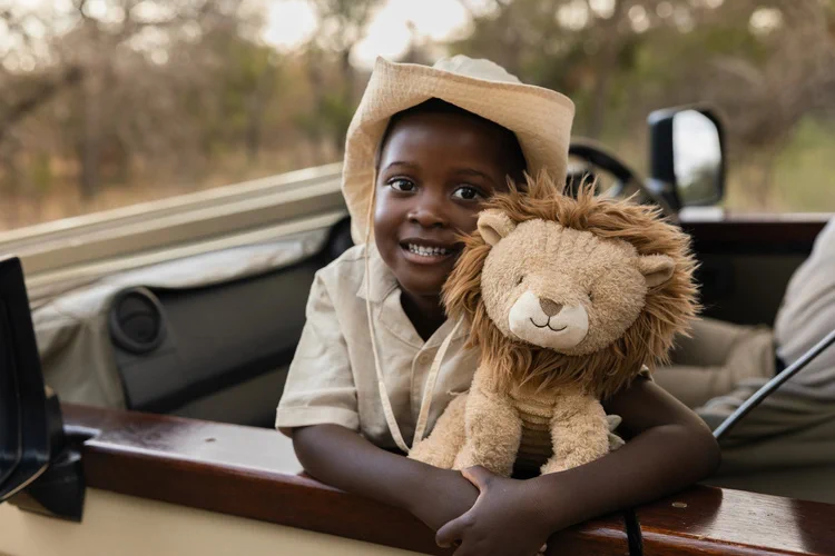 Dziecko z przytulanką lwa Safari Friends Little Dutch podczas safari zabawy