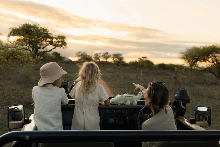 Przytulanka Krokodyl Little Dutch Safari Friends podczas rodzinnej wyprawy