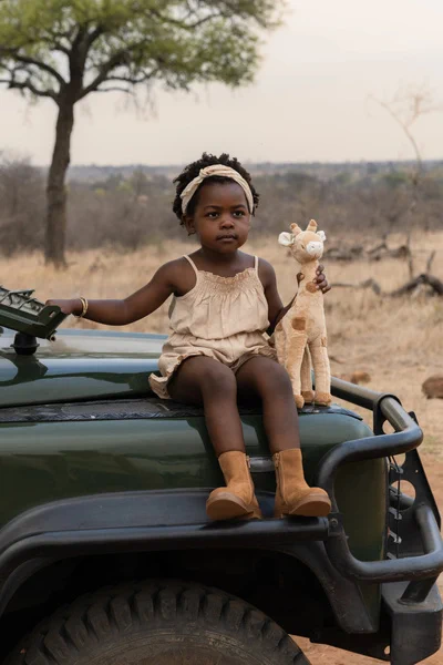 Przytulanka Żyrafa Safari Friends Little Dutch podczas zabawy na safari